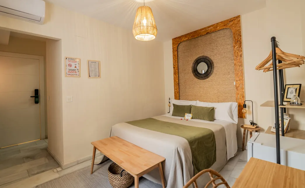 Room-7-flores-cama-y-entrada