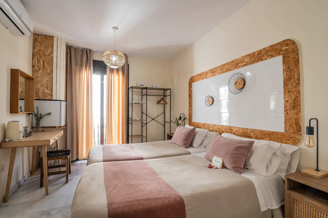 Room-2-madera-camas