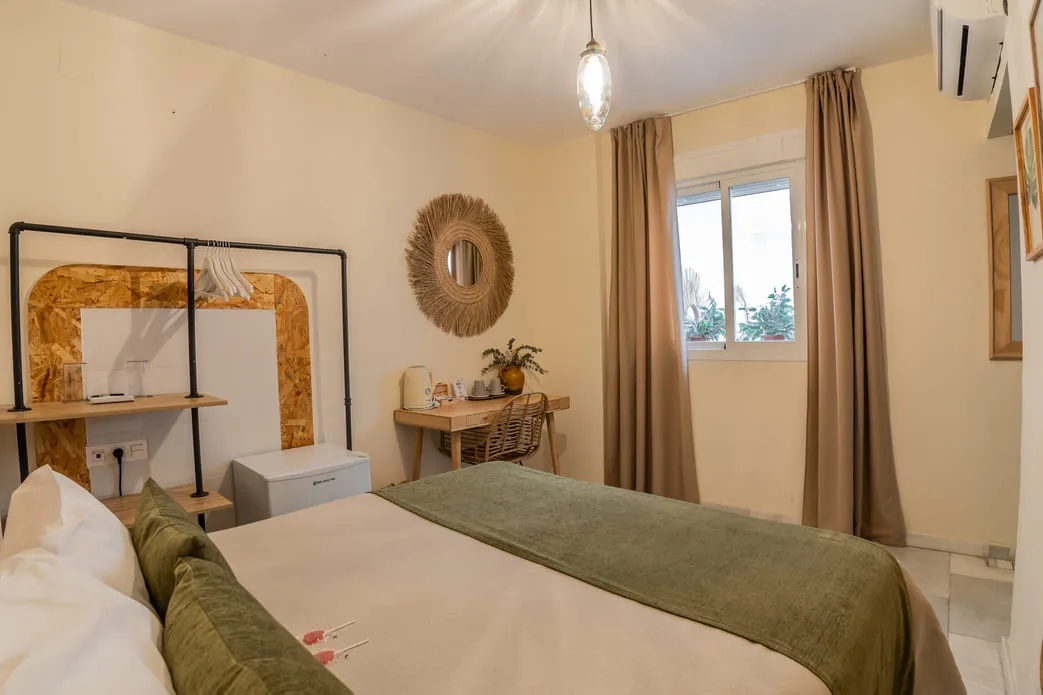 Room-3-flores-ventana-cama