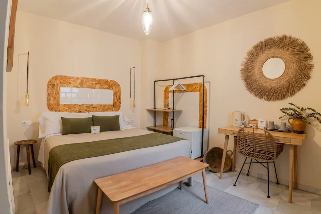 Room-3-flores-cama-vista-frontal