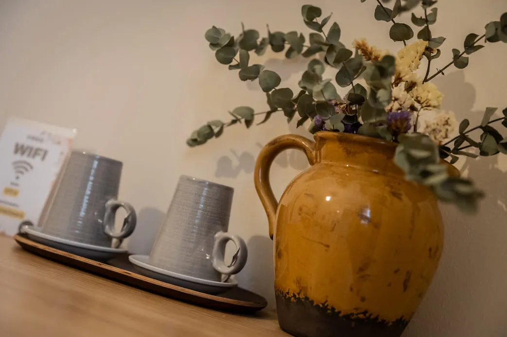 Room-7-flores-detalle-tazas-cafe