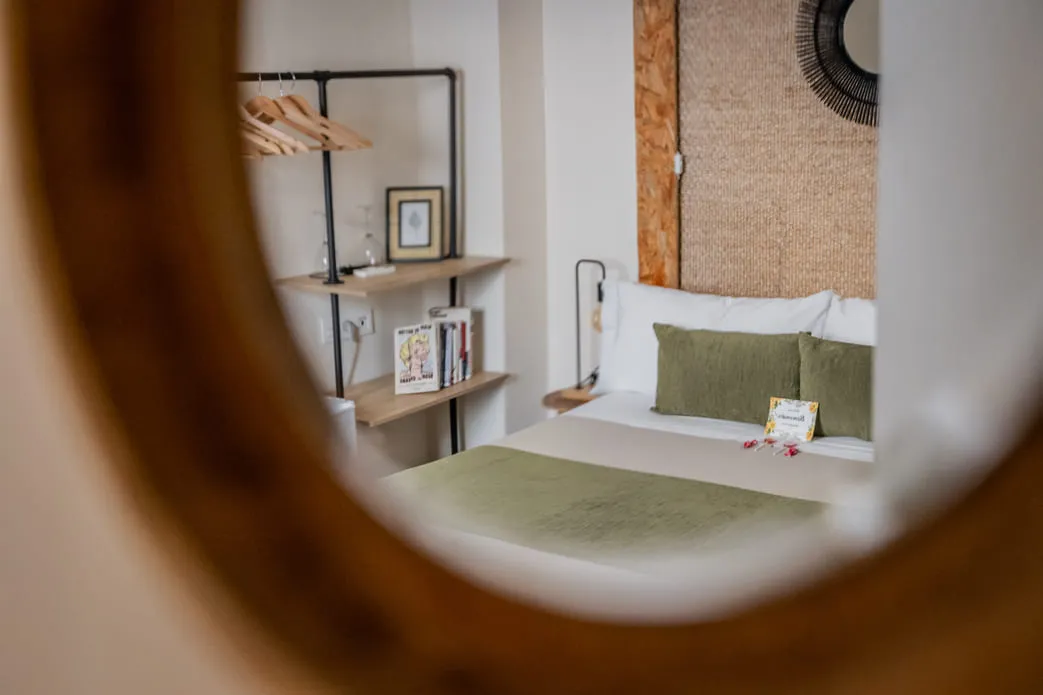 Room-7-flores-vista-espejo