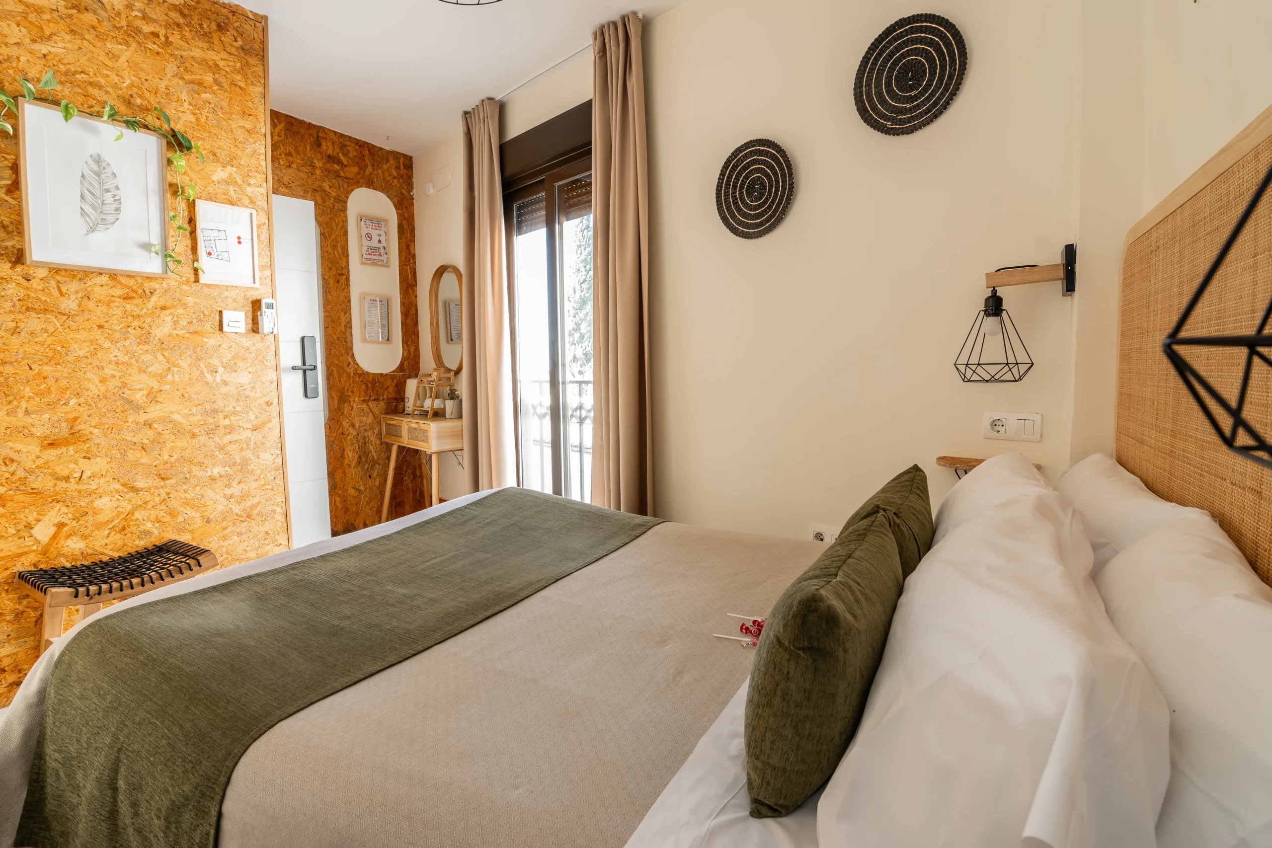 Room-8-arena-cama-balcon