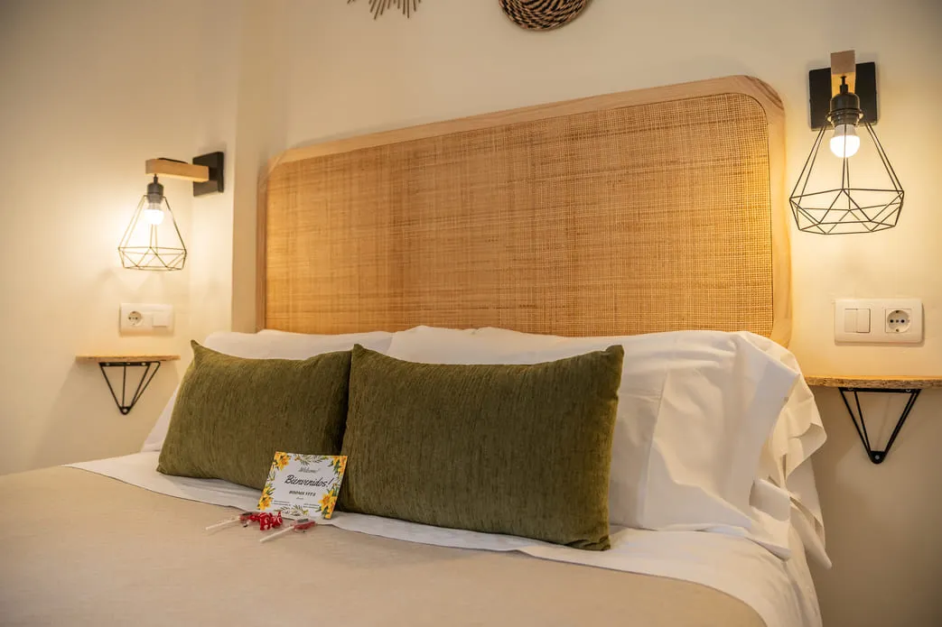 Room-8-madera-cama-iluminada